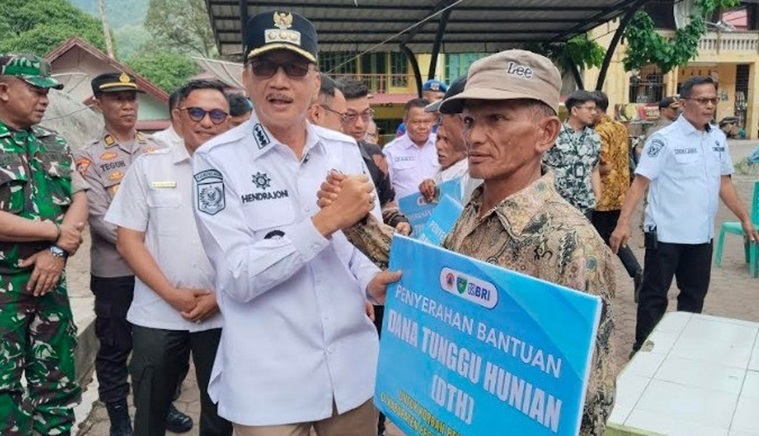 bupati-pessel-serahkan-bantuan-dana-tunggu-hunian-bagi-korban-banjir-dan-longsor