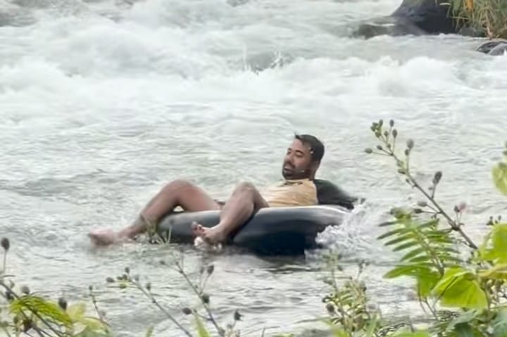 di-sela-kesibukan-pemulihan-pascabencana,-zigo-rolanda-lepas-rindu-kampung-dengan-mandi-di-sungai