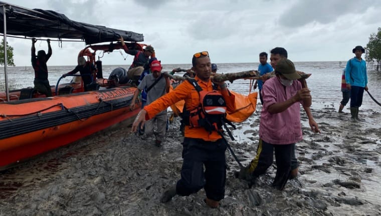 sekali-operasi-untuk-dua-misi-penyelamatan,-tim-sar-meranti-hadapi-gelombang-tinggi-di-selat-malaka
