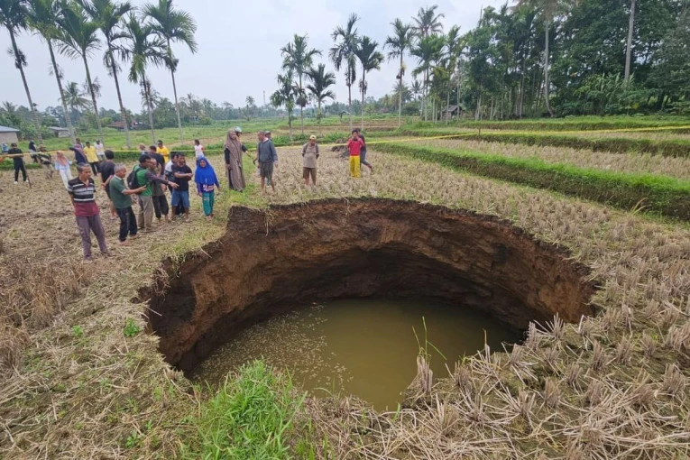 sinkhole-di-limapuluh-kota,-ini-kata-pakar-geologi-ugm