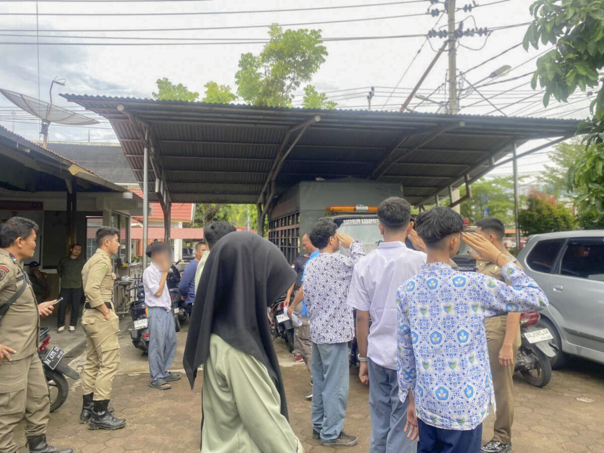 pelajar-terjaring-razia-satpol-pp-di-belakang-sman-1-painan-saat-jam-belajar