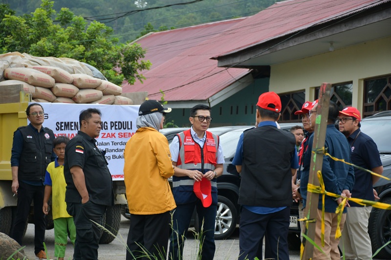 pt-semen-padang-salurkan-200-zak-semen-untuk-pengerasan-jalan-alternatif-pascabanjir-bandang-di-lambung-bukit