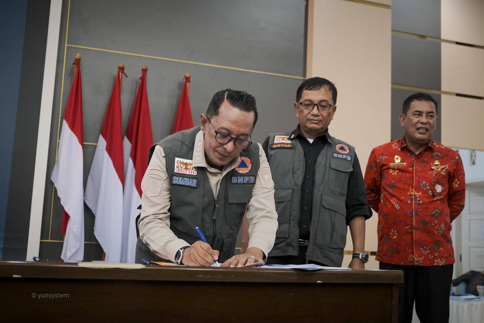 bupati-serahkan-r3p,-bnpb-kaji-anggaran-pemulihan-tanah-datar