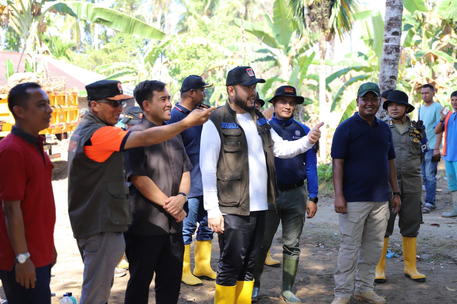 wali-kota-padang-tinjau-langsung-pemulihan-banjir,-terima-bantuan-dari-kudus-untuk-warga