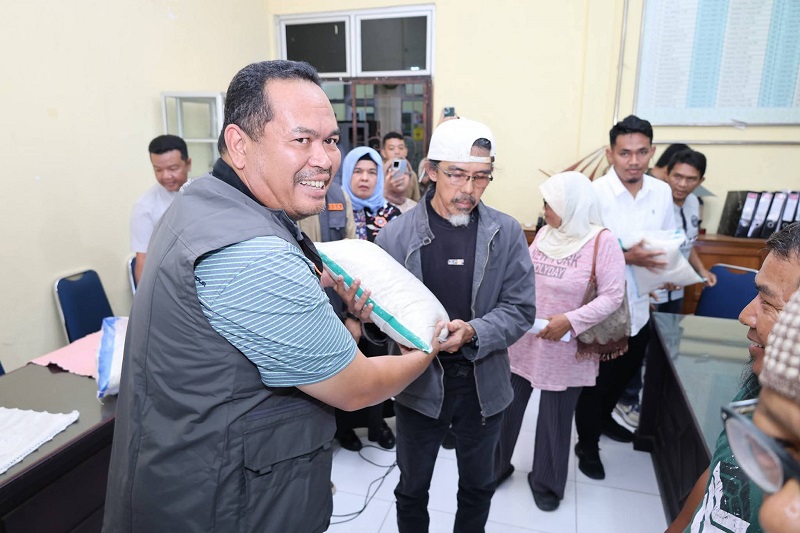 giliran-pedagang-pasar-dapat-bantuan-dari-walikota-pariaman