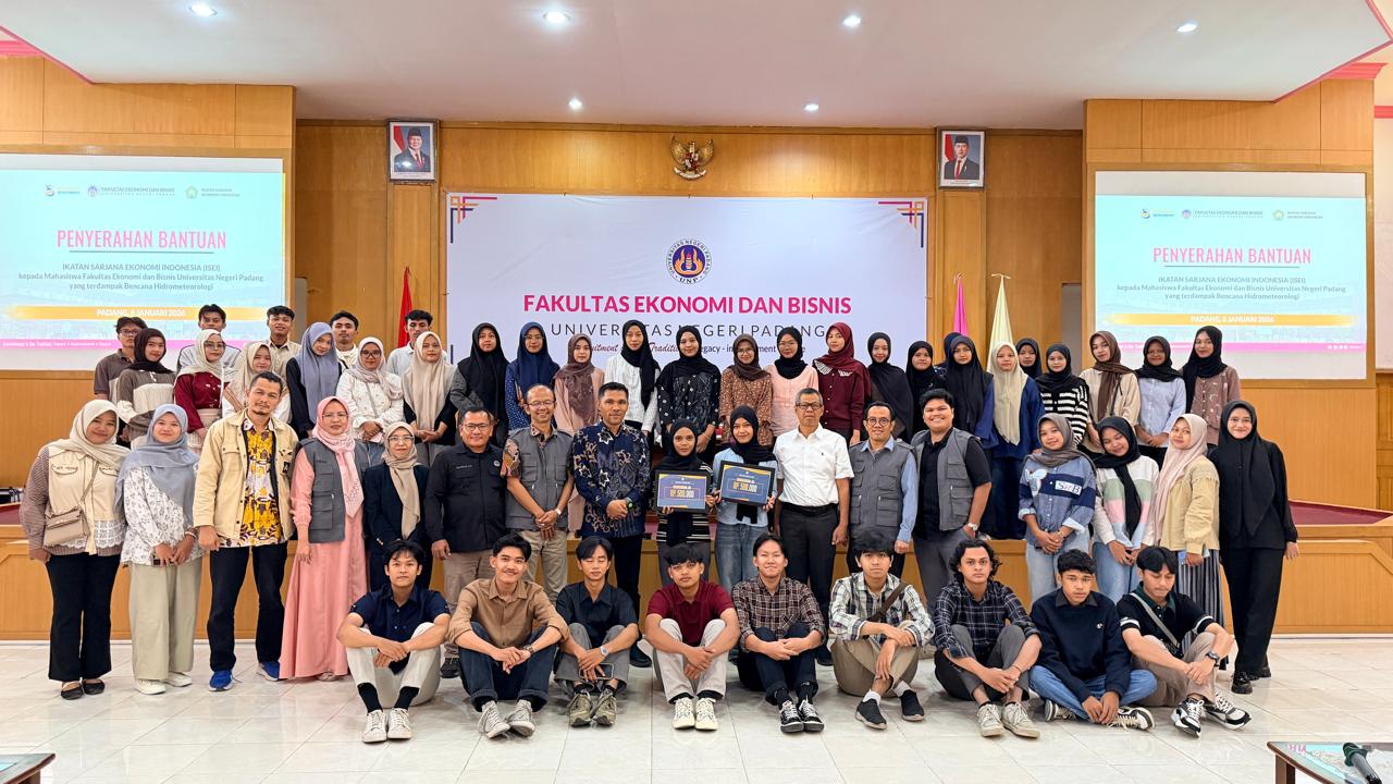 peduli-akademisi,-feb-unp-bersama-isei-padang-bantu-mahasiswa-korban-bencana-di-sumbar