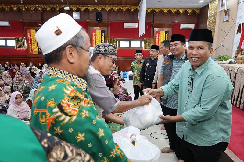 ratusan-guru-mdta-di-kota-pariaman-dapat-bantuan-sembako