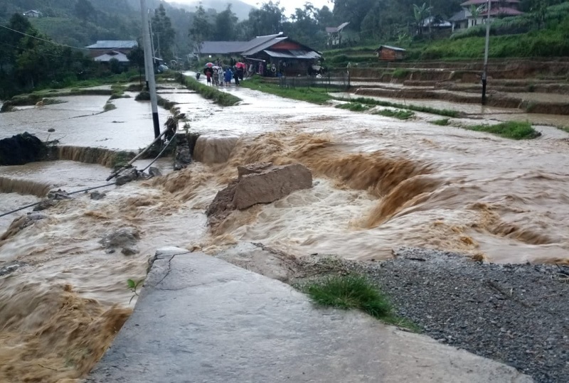 batang-aia-pagadih-mengamuk,-akses-jalan-provinsi-via-palupuah-50-kota-putus