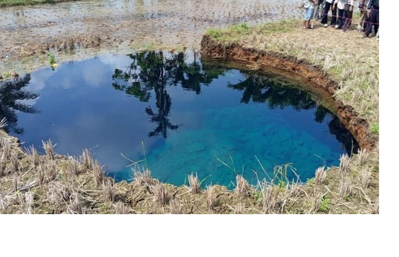 wagub-sumbar-tinjau-langsung-lokasi-sinkhole,-ingatkan-masyarakat-tidak-konsumsi-airnya-secara-langsung