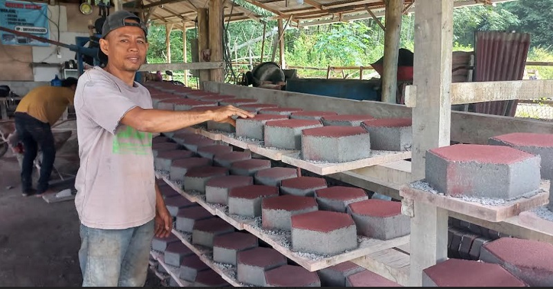 usaha-paving-block-dan-batako-campuran-abu-batu-bara-limbah-pltu-sijantang-berkembang-pesat