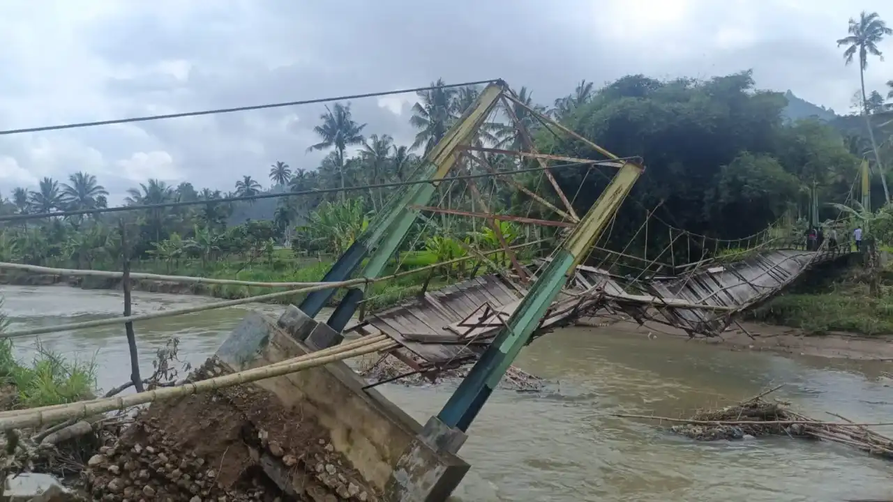 rusak-akibat-bencana,-kodim-0306/50-kota-bangun-kembali-jembatan-gantung-di-sungai-rimbang