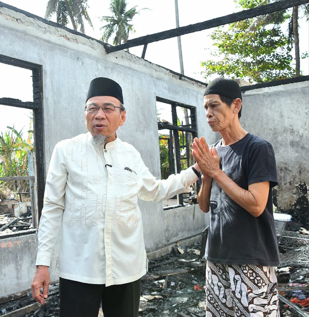 maigus-nasir-serahkan-bantuan-ke-korban-kebakaran-rp20-juta