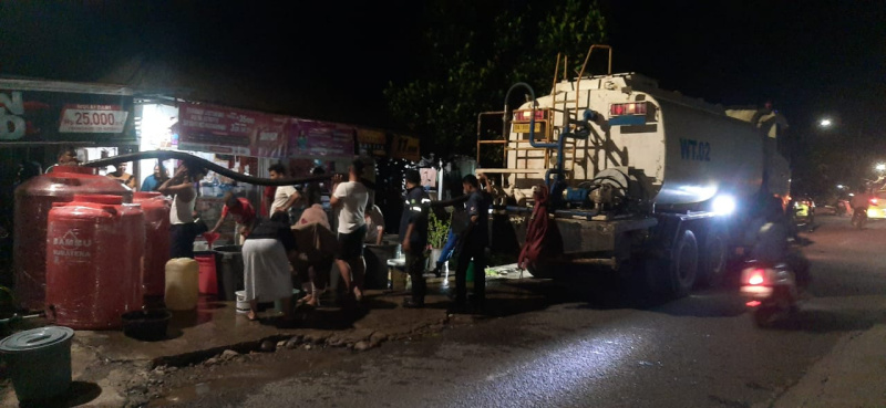 600-kk-alami-krisis-air-bersih-pascabanjir,-pt-semen-padang-peduli-salurkan-16-ribu-liter-air-ke-warga-durian-tarung