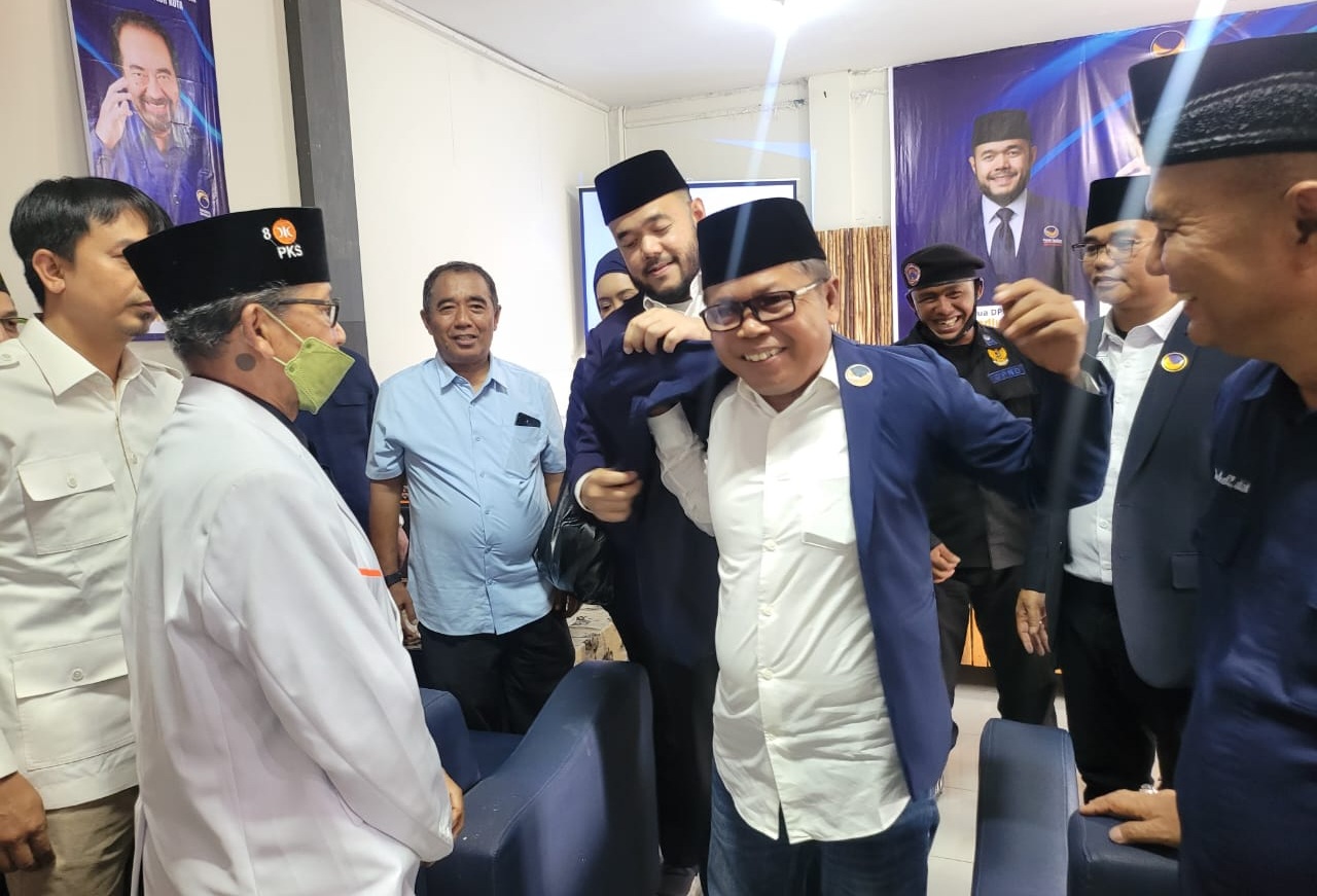 nasdem-limapuluh-kota-gaet-pengusaha-sukses,-fadly-amran-pasangkan-jas