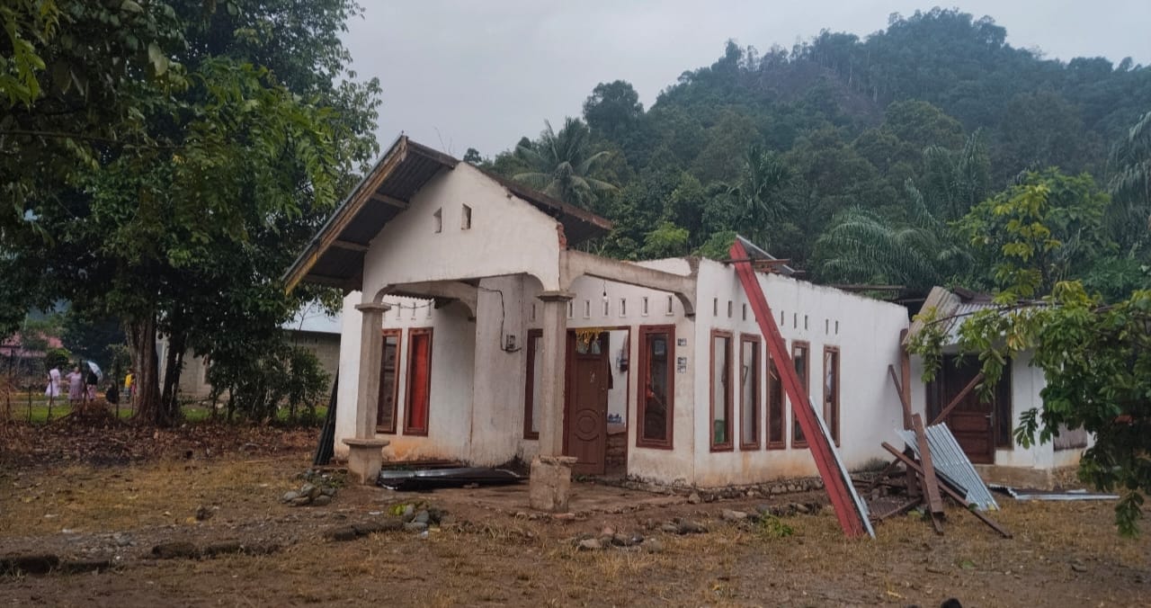 badai-mengamuk-di-pelangai-gadang,-enam-rumah-warga-porak-poranda,-pihak-terkait-belum-turun-ke-lokasi