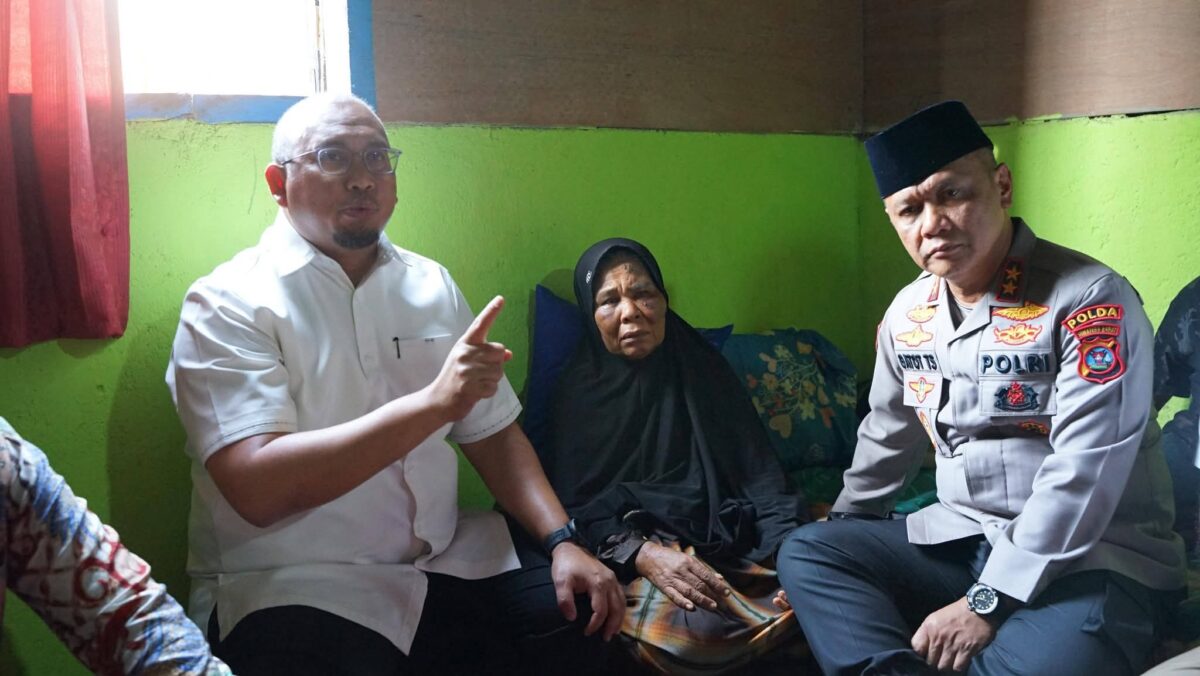 andre-rosiade-dan-kapolda-sumbar-jenguk-nek-saudah-korban-penganiayaan-di-rao,-tegaskan-negara-hadir