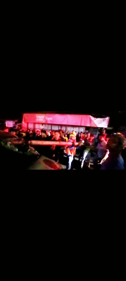 tiang-listrik-roboh-sampai-menembus-mobil-di-bypass-lubeg,-1-keluarga-selamat