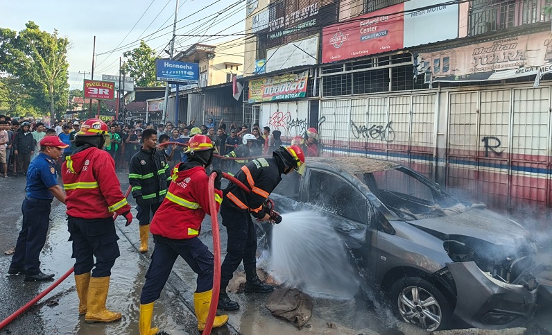 mobil-terbakar-di-jalan-adinegoro-padang,-kerugian-ditaksir-rp100-juta