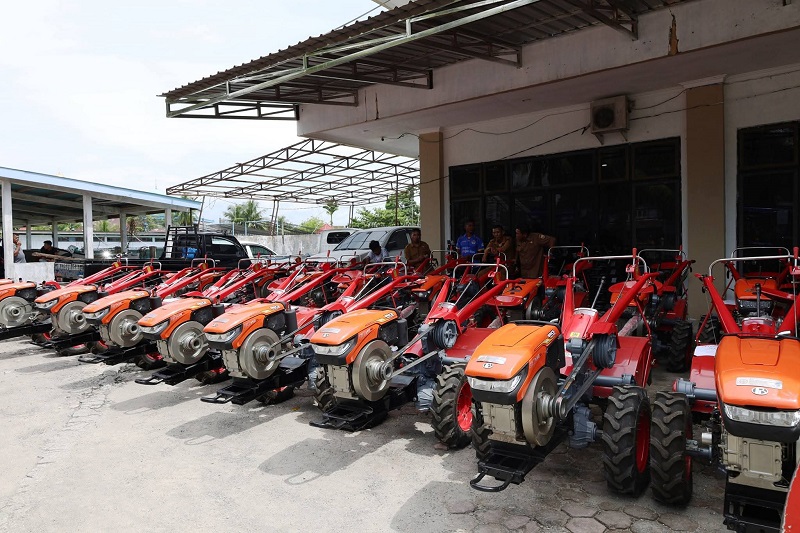 kementan-beri-bantuan-25-alsintan-untuk-keltan-di-kota-pariaman