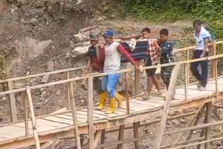 warga-ngalau-gadang-pessel-tandu-bocah-11-tahun-sejauh-3-kilometer