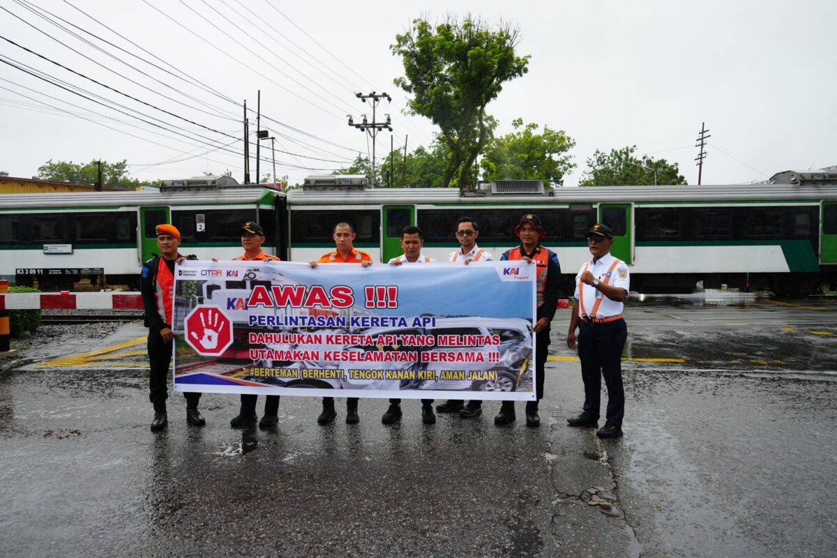 kai-sumbar-gencarkan-sosialisasi-keselamatan-di-perlintasan-sebidang
