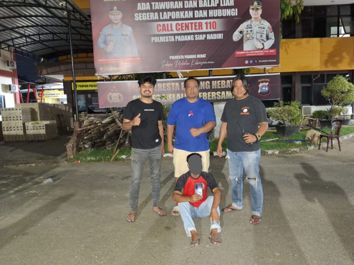 juru-parkir-nekat-curi-handphone-di-dalam-musala