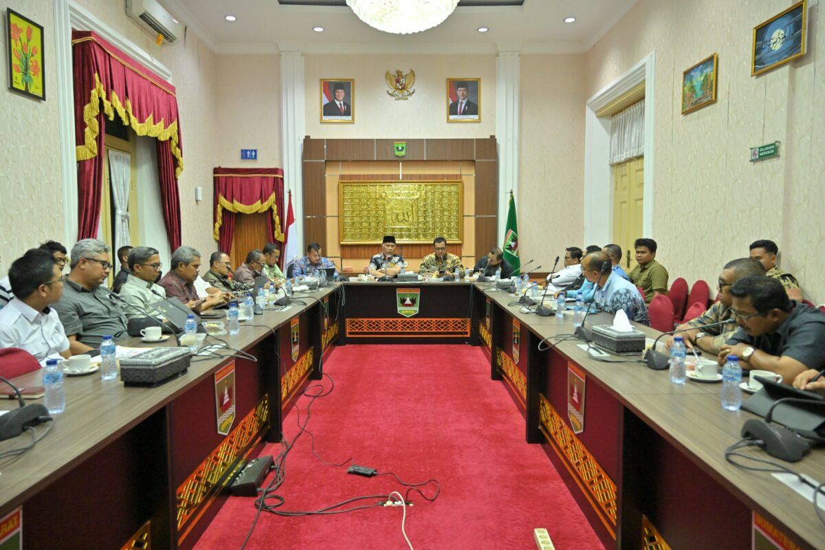 gubernur-sumbar-pimpin-rapat-koordinasi-penanganan-krisis-air-bersih-di-kota-padang