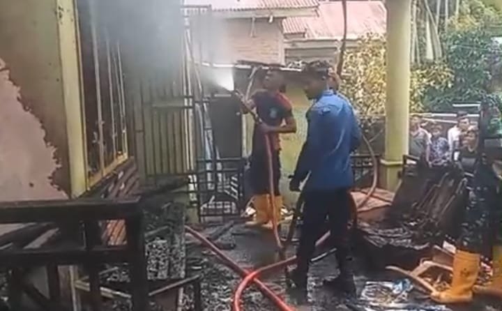 satu-rumah-warga-di-barung-barung-balantai-pessel-terbakar,-kerugian-capai-rp1,5-miliar