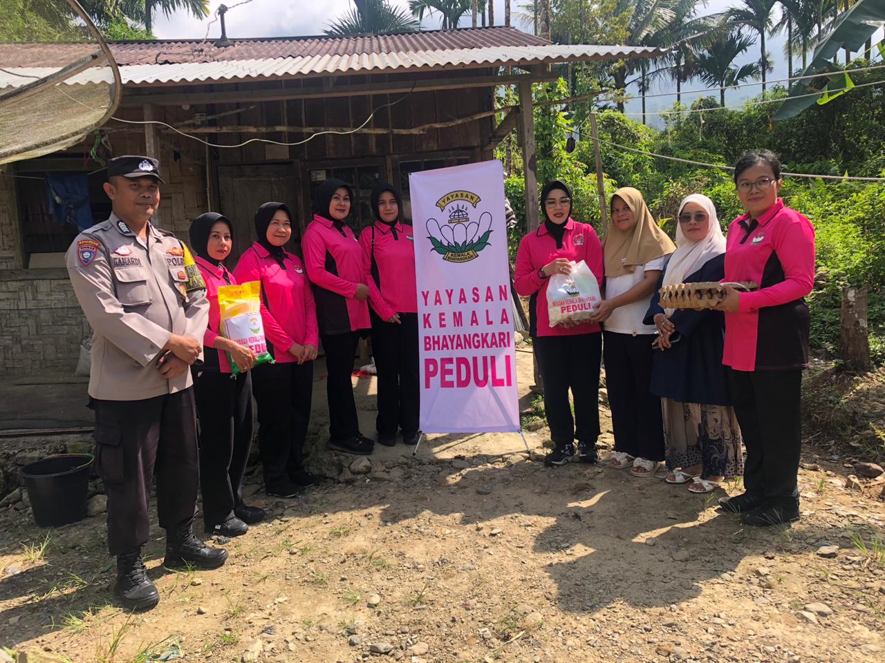 bhayangkari-cabang-pasaman-gelar-jumat-berkah,-salurkan-sembako-untuk-warga-kurang-mampu