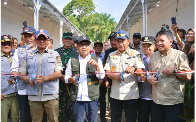 menko-pmk-resmikan-pemakaian-huntara-untuk-korban-terdampak-bencana-di-palembayan