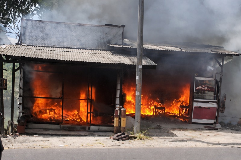 kebakaran-di-pasaman-barat,-dua-bangunan-hangus