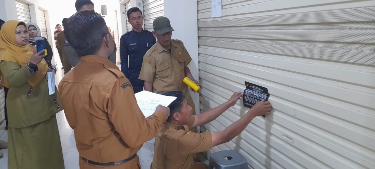 pemko-bukittinggi-segel-109-toko-di-pasar-atas,-pedagang-diminta-urus-izin