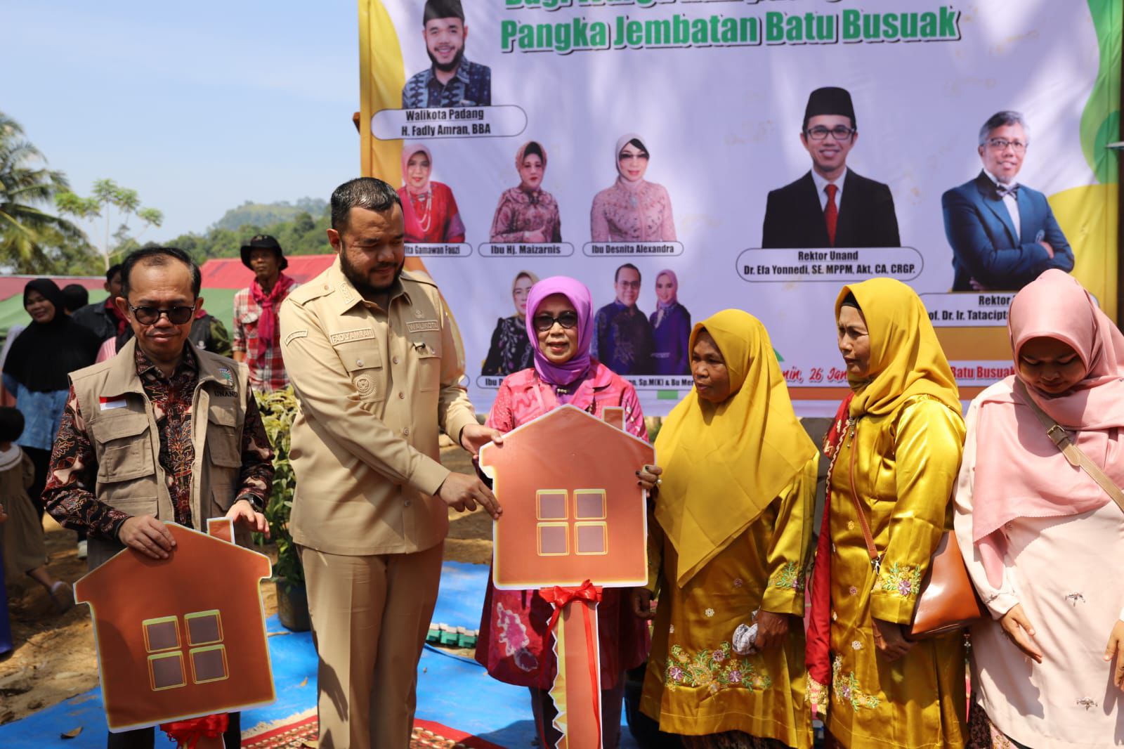 wako-fadly-amran-serahkan-kunci-hunsela-pada-11-warga-kampung-talang-batu-busuk