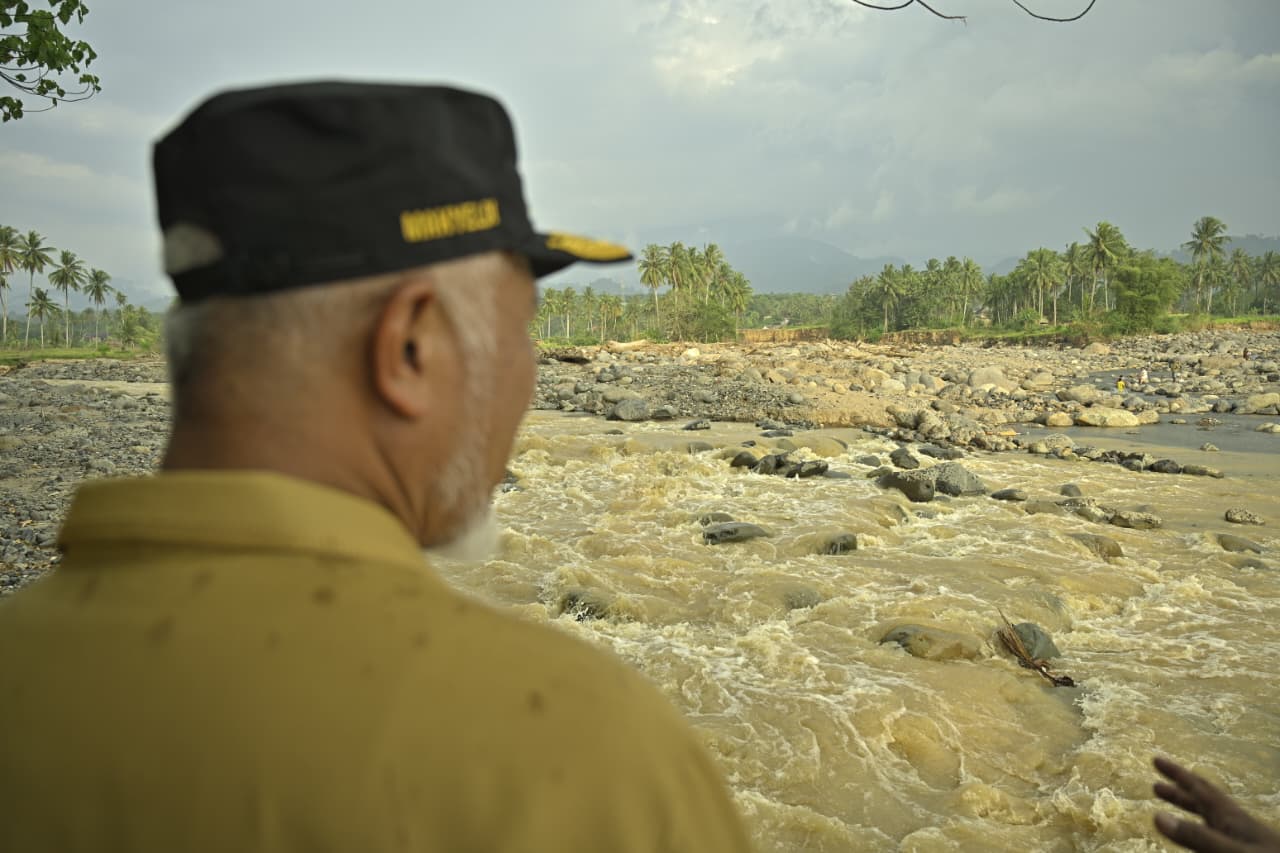 tanpa-ragu,-gubernur-terobos-sungai-gunung-nago-demi-atasi-krisis-air