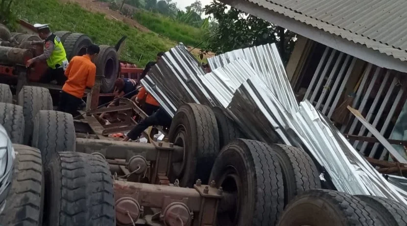 truk-rem-blong-hantam-kendaraan,-dua-tewas-di-panyalaian