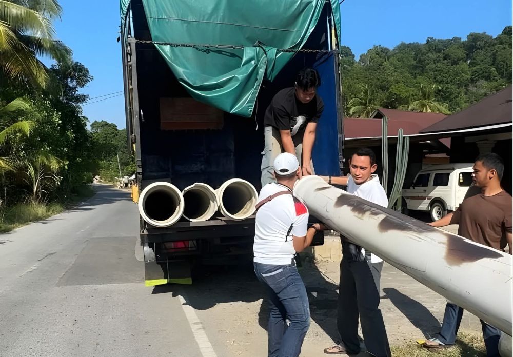 perumda-am-padang-bantu-pipa-untuk-irigasi-warga-lambung-bukit
