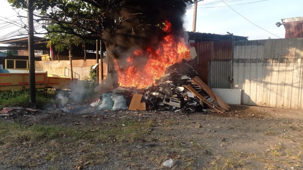 gudang-rongsokan-di-bypass-terbakar,-kerugian-mencapai-rp150-juta