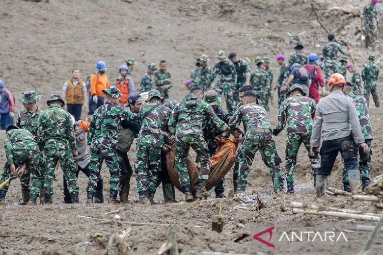 23-prajurit-marinir-jadi-korban-tanah-longsor-cisarua,-19-masih-belum-ditemukan