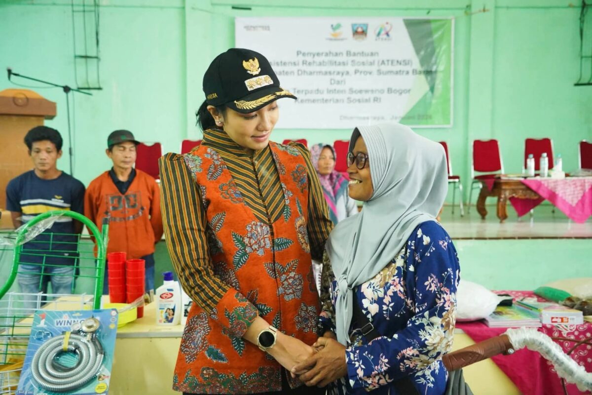 bupati-dharmasraya-salurkan-bantuan-atensi-ke-861-ppks,-bukti-kehadiran-pemerintah