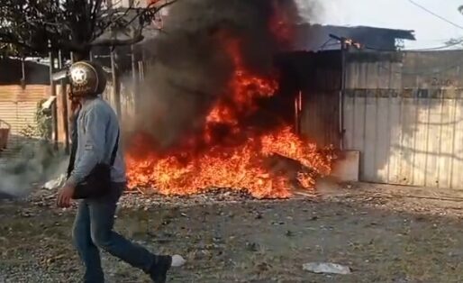 kebakaran-hebat-landa-gudang-rongsokan-padang,-satu-pekerja-terluka