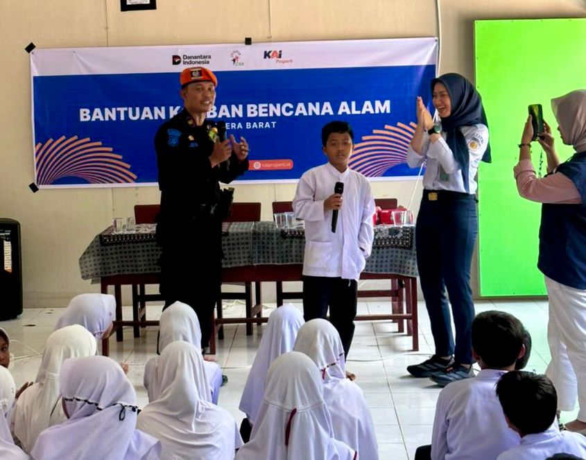 kai-divre-ii-sumbar-bersama-kai-properti-sapa-sekolah-terdampak-bencana-banjir-di-batang-anai