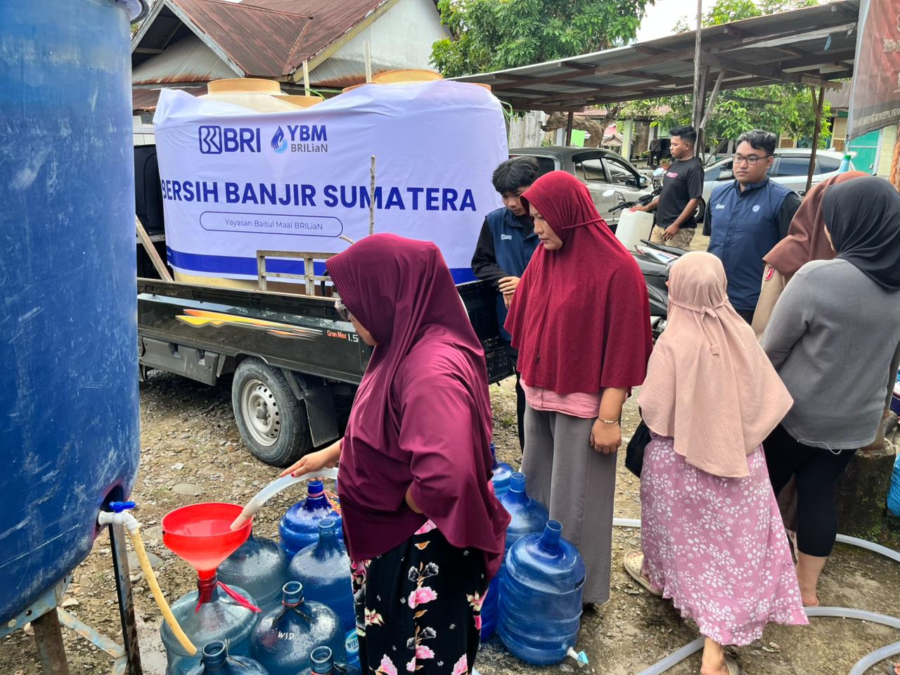 bri-padang-kirim-bantuan-air-bersih,-ringankan-beban-warga-terdampak-banjir