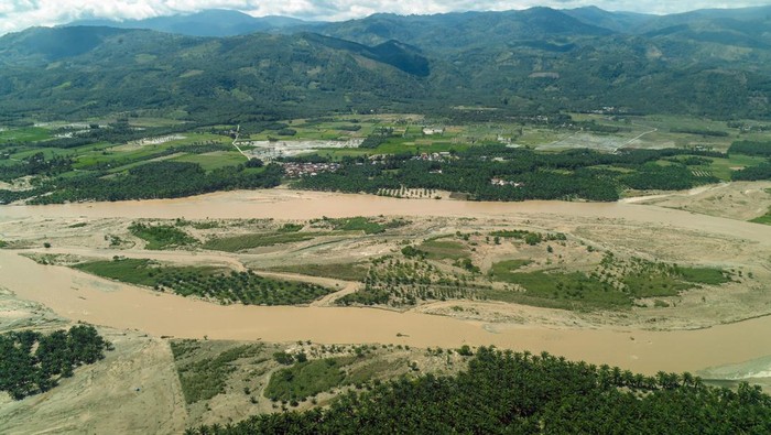 bnpb-percepat-pembangunan-huntara,-salurkan-bantuan-logistik-korban-bencana