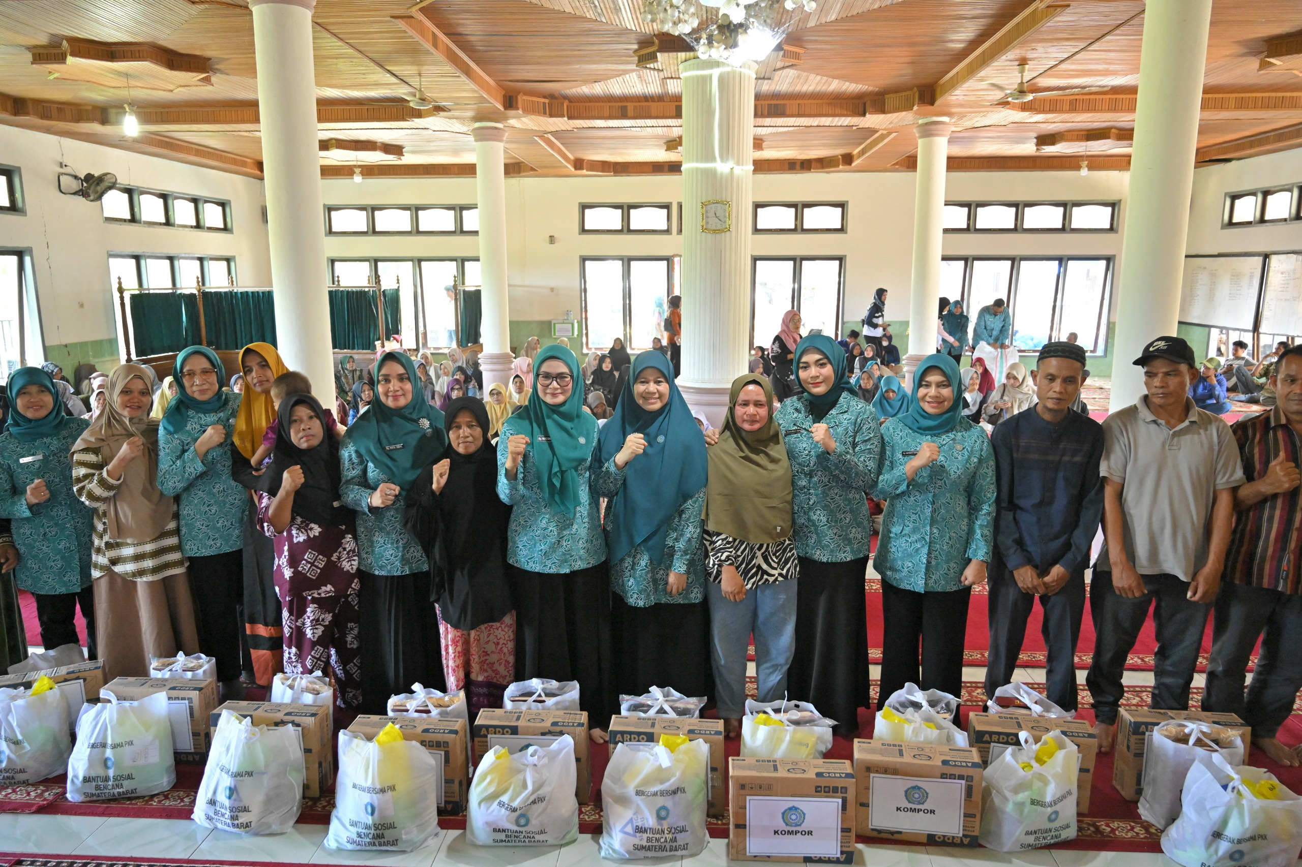 tp-pkk-pusat-salurkan-500-paket-bantuan-untuk-korban-bencana-di-agam