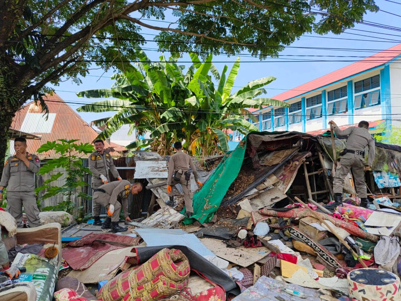 satpol-pp-padang-bongkar-bangunan-liar-di-tepi-bandar-kali