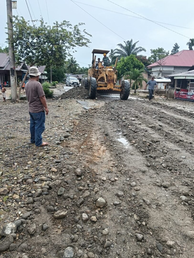 akses-jalan-simpang-tiga-alin-paraman-ampalu-kembali-mulus,-masyarakat-apresiasi-sinergi-anggota-dprd-sulaiman,-pengusaha-dan-perantau