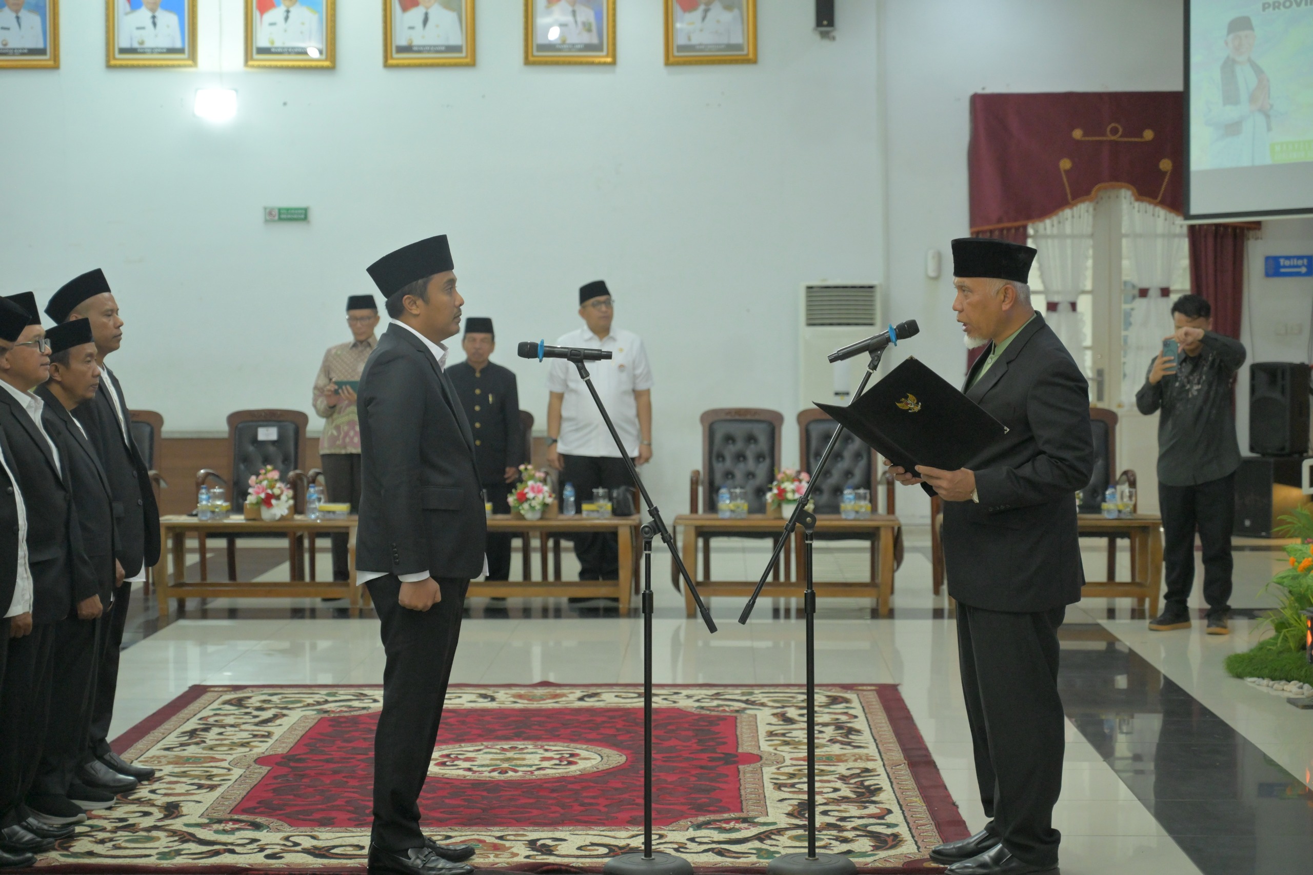 mahyeldi-lantik-wagub-vasko-ruseimy-sebagai-ketua-umum -lptq-sumbar-2025–2029