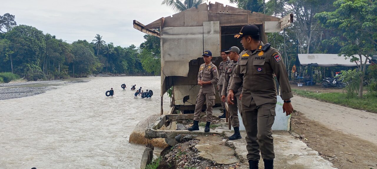 satpol-pp-padang-selamatkan-bocah-hanyut