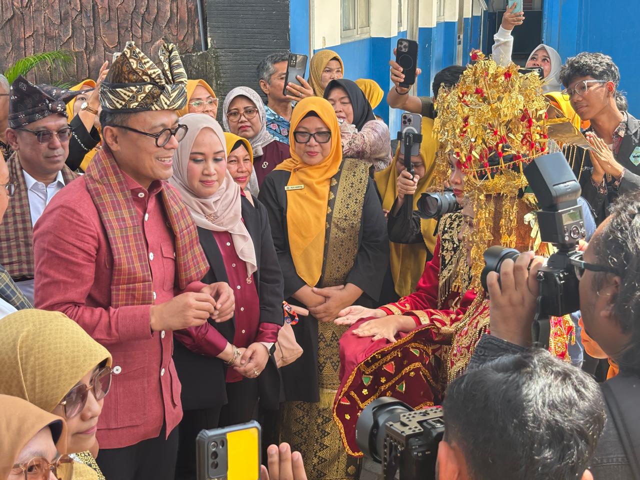 musik-tradisional-iringi-langkah-dony-oskaria-jemput-kenangan-di-smpn-7-padang
