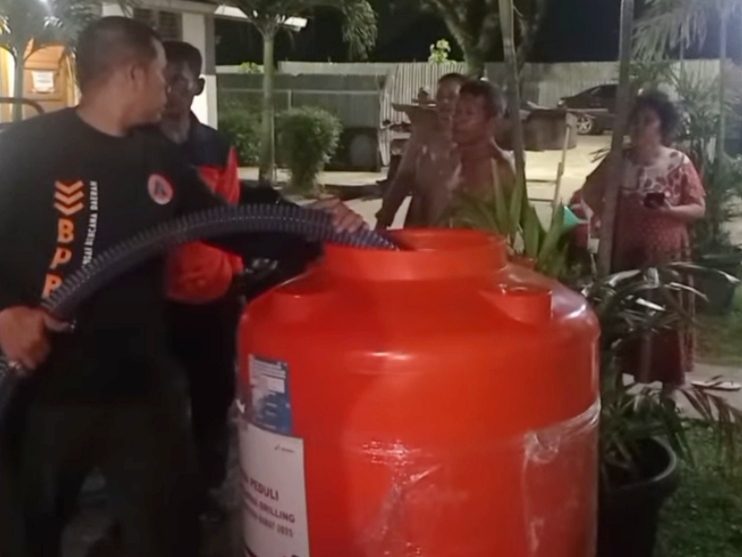 bpbd-suplai-air-bersih-ke-huntara-lubuk-buaya